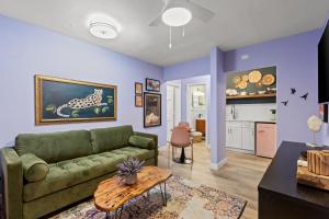 un soggiorno con un divano verde e un tavolo di Coconut Grove Resort Oasis a Clearwater Beach