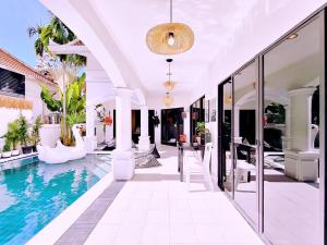 Bazén v ubytování Ocean Breeze Poolvilla at Pattaya nebo v jeho okolí + 15 fotografií