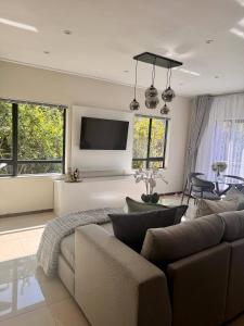 Televisyen dan/atau pusat hiburan di Apt 2 Bed in Stunning Golf Estate
