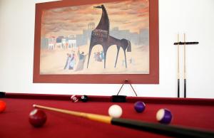 Asteris Hotel tesisinde bir bilardo masası