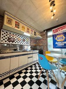 Dapur atau dapur kecil di 無料駐車場有り 新大阪駅まで1駅1分 Guest House 橘 東三国,最大14名,最寄り駅まで徒歩5分,2階建て貸切