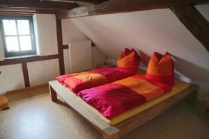 Duas camas num quarto com um sótão em Ferienwohnung am Hohennauener See em Wassersuppe