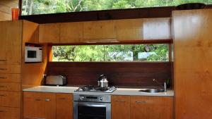 Kuchyň nebo kuchyňský kout v ubytování 'Beach Pavilion at Killcare' by HolidayCo