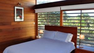 Postel nebo postele na pokoji v ubytování 'Beach Pavilion at Killcare' by HolidayCo + 3 fotografie