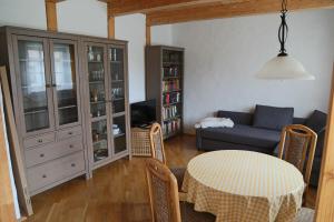 uma sala de estar com uma mesa e um sofá em Ferienwohnung am Hohennauener See em Wassersuppe