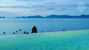 vista sull'oceano con montagne sullo sfondo di Santi Vista Villas a Ko Samui