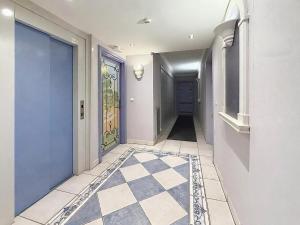 a hallway with a door and a checkered floor at Appt Azur Grand Parc in Saint-Aygulf +20 photos