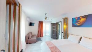 Un dormitorio con una cama y un sofá en una habitación. en D&M Family Residence Bran 2, en Bran 20 fotos más