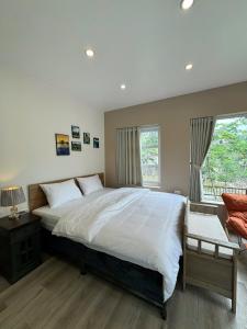 Postel nebo postele na pokoji v ubytování Lakeside View Villa Chuong My Ha Noi