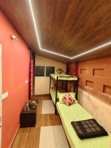 Katil atau katil-katil dalam bilik di Clouds N Mist Cottage