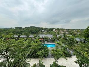 Bazén v ubytování Lakeside View Villa Chuong My Ha Noi nebo v jeho okolí