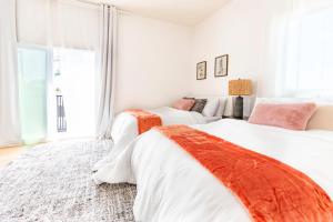Ένα ή περισσότερα κρεβάτια σε δωμάτιο στο Unique 4-bedroom House 3-levels