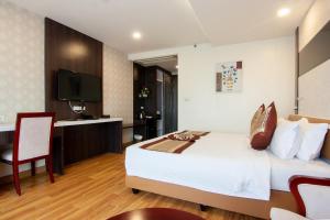 Postel nebo postele na pokoji v ubytování Golden Jomtien Beach Hotel
