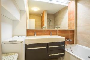 ein Badezimmer mit Waschbecken, Toilette und Badewanne in der Unterkunft Dreams Apartment Bacvice in Split + 14 Fotos