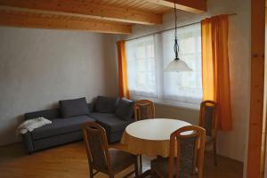 uma sala de estar com um sofá e uma mesa em Ferienwohnung am Hohennauener See em Wassersuppe