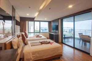 Postel nebo postele na pokoji v ubytování Golden Jomtien Beach Hotel