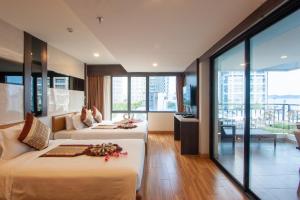 Postel nebo postele na pokoji v ubytování Golden Jomtien Beach Hotel