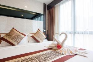 Postel nebo postele na pokoji v ubytování Golden Jomtien Beach Hotel
