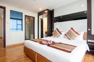 Postel nebo postele na pokoji v ubytování Golden Jomtien Beach Hotel