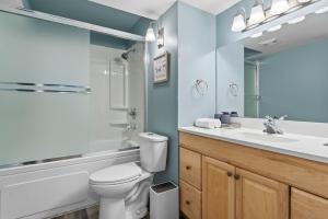 卡尔加里Private Family Entertainer's Suite的浴室里有白色马桶和洗手池 更多16张照片