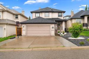 卡尔加里Private Family Entertainer's Suite的车道上带车库的大房子