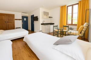 Postel nebo postele na pokoji v ubytování Hôtel de Genève et Restaurant , Faverges-Seythenex