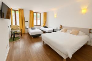 Postel nebo postele na pokoji v ubytování Hôtel de Genève et Restaurant , Faverges-Seythenex