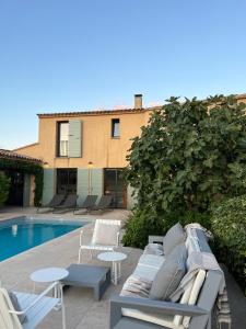 Bazén v ubytování Les Trois Oliviers nebo v jeho okolí