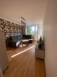 un soggiorno con un divano e un tavolo di STARY RYNEK Apartament Centrum a Słupsk