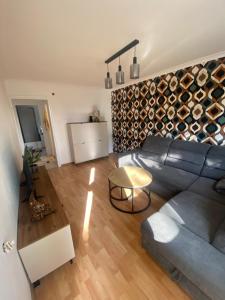 un soggiorno con un divano e un tavolo di STARY RYNEK Apartament Centrum a Słupsk