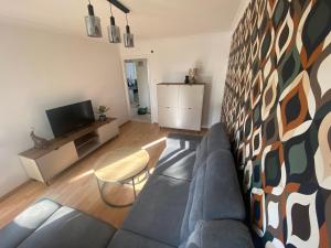 un soggiorno con un divano e una TV di STARY RYNEK Apartament Centrum a Słupsk