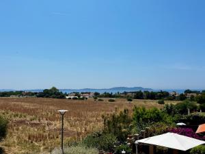 卡尔特汉Chez Sanka ! Vue mer et plages à deux pas的享有带伞的场地景色