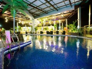 ein großer Swimmingpool in einem Hotel bei Nacht in der Unterkunft Lace Boutique Hotel in Johor Bahru