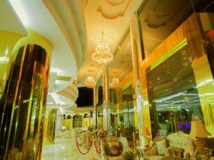 eine Lobby mit Kronleuchtern und Stühlen in einem Geschäft in der Unterkunft Lace Boutique Hotel in Johor Bahru