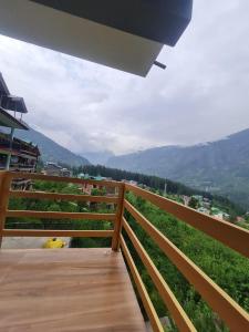 Vista generica sulle montagne o vista sulle montagne dall'interno dell'hotel