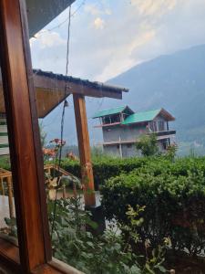 Vista generica sulle montagne o vista sulle montagne dall'interno dell'hotel