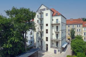an apartment building with a bench in front of it at LeonArt Living 42 in Graz