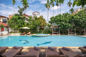 ein Swimmingpool in einem Resort mit Haien im Wasser in der Unterkunft Memoire d' Angkor Boutique Hotel in Siem Reap