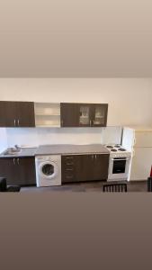 Η κουζίνα ή μικρή κουζίνα στο Apartman Green Hill 2