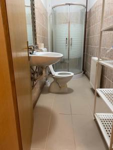 Ένα μπάνιο στο Apartman Green Hill 2