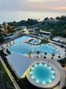 Estrene en Santa Marta vía Barranquilla a 10 minutos aeropuerto, acceso y vista al mar في سانتا مارتا: اطلالة علوية على مسبحين في منتجع