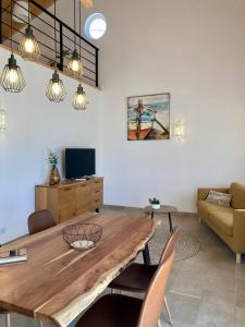ein Wohnzimmer mit einem Holztisch und einer Couch in der Unterkunft Boutique holiday home "Casa da vida doce" I Private, quiet & stylish I Pool, garden, sea view I For families, friends & couples in Lagoa