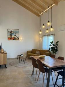 ein Wohnzimmer mit Tisch und Couch in der Unterkunft Boutique holiday home "Casa da vida doce" I Private, quiet & stylish I Pool, garden, sea view I For families, friends & couples in Lagoa