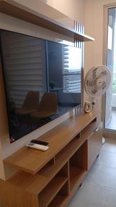 Estrene en Santa Marta vía Barranquilla a 10 minutos aeropuerto, acceso y vista al mar في سانتا مارتا: مكتب مع تلفزيون بشاشة مسطحة كبيرة في الغرفة +6 صور