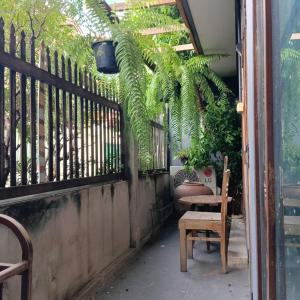 Balkón nebo terasa v ubytování Non House Bangkok บ้านนอนโฮสเทล