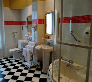 オルレアンにあるホテル ドゥ ラベイユのバスルーム(洗面台、トイレ、シャワー付)