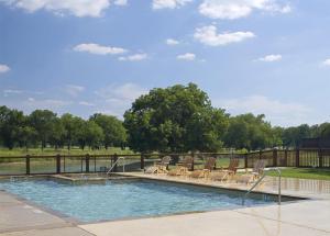 Bazén v ubytování Hyatt Regency Lost Pines Resort and Spa nebo v jeho okolí