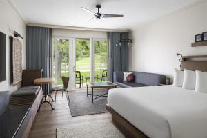 Postel nebo postele na pokoji v ubytování Hyatt Regency Lost Pines Resort and Spa + 37 fotografií