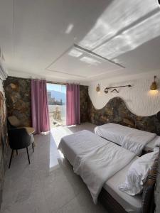 Postel nebo postele na pokoji v ubytování Balcony walk rest house Jabal shams