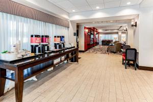 塔斯卡卢萨塔斯卡卢萨大学汉普顿酒店的酒店大堂,设有咖啡吧